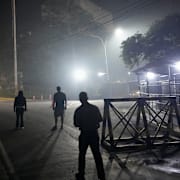 Anhöriga till politiska fångar utanför fängelse i Venezuela efter besked om planerade frigivningar, 8 januari 2026. 