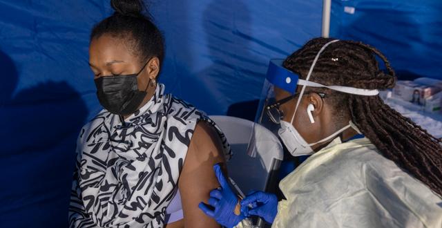 Morgan Ramey i Brooklyn borough i New York vaccineras mot apkoppor.  Jeenah Moon / AP