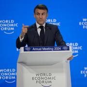 Emmanuel Macron talar i Davos. 