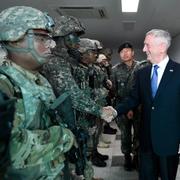 USA:s försvarsminister James Mattis och Sydkoreas försvarsminister Song Young-Moo hälsar på soldater.