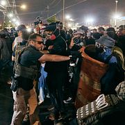 Demonstranter och ICE-ageneter under en protest i New Jersey i maj.