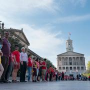 Demonstranter håller varandras händer efter  en skolskjutning i Nashville. George Walker IV / AP