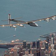 Solar Impulse 2 flyger över San Francisco.