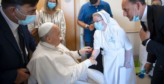 Påven tas emot av en nunna på sjukhuset inför operationen.  Vatican Media / AP