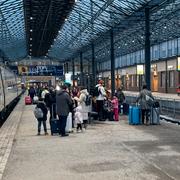 Passagerarna från St Petersburg flockas på Helsingfors järnvägsstation efter att tåget rullat in.