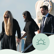 Vicepresidenten JD Vance tillsammans med sin fru Usha och Charlie Kirks änka Erika Kirk.