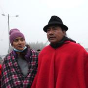 Leonidas Iza, i mitten, med andra demonstranter vid en vägblockad i Cotopaxi, Ecuador den 13 juni 2022.