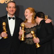 Hundmaskotdräkten/Matthew Macfadyen, Sarah Snook och Kieran Culkin från serien.