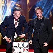Fredrik Wikingsson och Filip Hammar när de tog emot Guldbaggen för ”Den sista resa” på under Guldbaggegalan 2025.