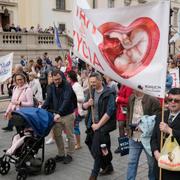 Abortmotståndare demonstrerar i Warszawa på söndagen. 