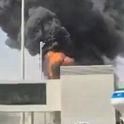 Flygplatsen i Riyad står i brand under fredagen.