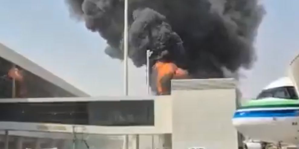 Flygplatsen i Riyad står i brand under fredagen.