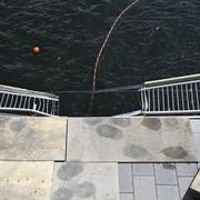 Räcke förstört efter att en lyftkran vält över en gång- och cykelbana på Skeppsbron.