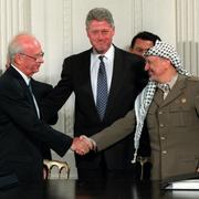  Yitzhak Rabin och Yassir Arafat skrev under avtalet.