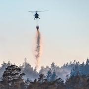 Helikopter under släckningsarbetet i halländska Hylte på fredagen.