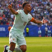 Kylian Mbappe firar sitt 1–0-mål.