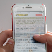 Varningsmeddelandet från X / Mobilanvändare skrollar igenom Aftonbladet app.