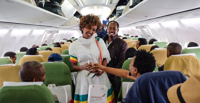 Passagerare bjuds på Champagne på väg till Eritrea. MAHEDER HAILESELASSIE TADESE / AFP