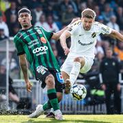 AIK:s Anton Salétros utmanar Varbergs Luke Le Roux.