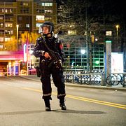 Beväpnad polis i Oslo efter larmet.