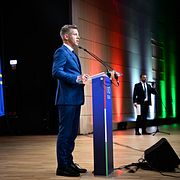 Péter Magyar håller tal på måndagseftermiddagen.