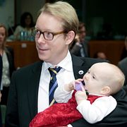 Tobias Billström med dottern Tone och en kollega under ministermötet i Bryssel den 30 november 2009.