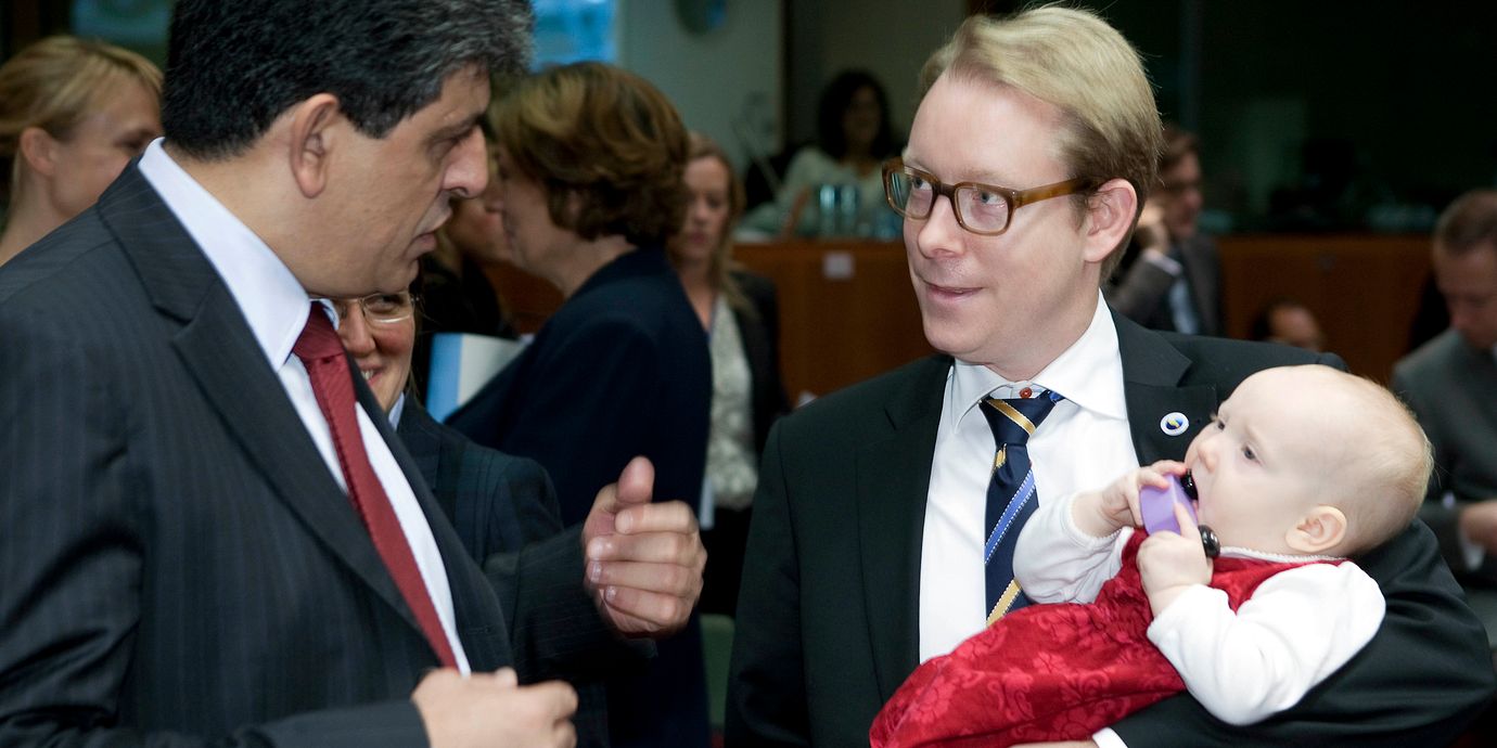 Tobias Billström med dottern Tone och en kollega under ministermötet i Bryssel den 30 november 2009.