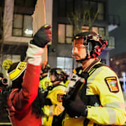 Människor i Minneapolis protesterar mot migrationsmyndigheten ICE. 