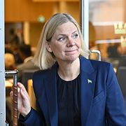 Socialdemokraternas partiledare Magdalena Andersson på väg ut från plenisalen i riksdagen, under upprop och talmansval. Foto: Martin Pahlmblad / TT / Kod 12270