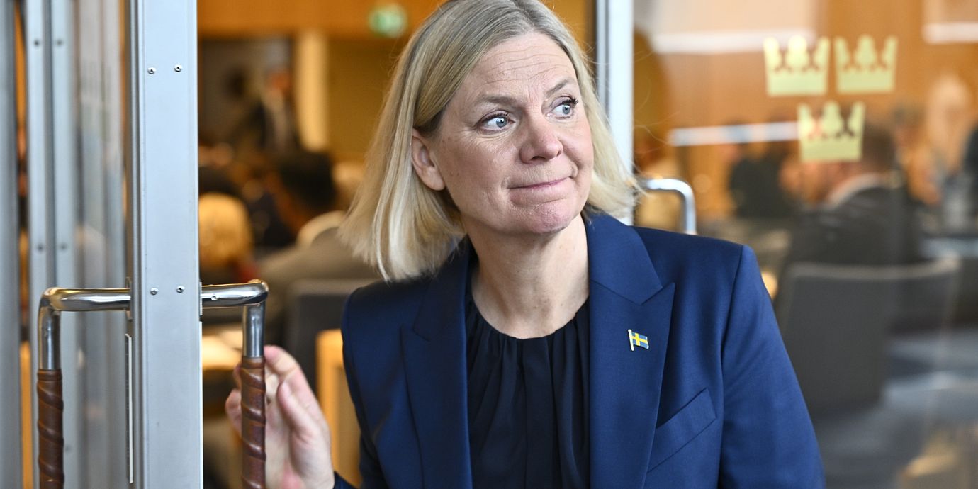 Socialdemokraternas partiledare Magdalena Andersson på väg ut från plenisalen i riksdagen, under upprop och talmansval. Foto: Martin Pahlmblad / TT / Kod 12270