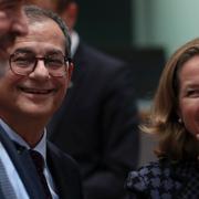 Arkivbild: Giovanni Tria (mitten) tillsammans med Spaniens finansminister Nadia Calvino (th) och EU:s finanskommissionär Pierre Moscovici.