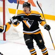 Pittsburgh Penguins Rickard Rakell firar sitt mål.