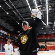 Brynäs målvakt Viktor Andrén jublar efter matchen. 