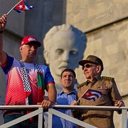 Raúl Guillermo Rodríguez Castro syns mellan sin morfar, tidigare president Raúl Castro (till höger) och Kubas nuvarande president Miguel Díaz-Canel (till vänster) under första maj 2025.