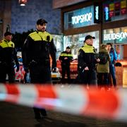Polis i Haag på gatan där knivattacken inträffade. 