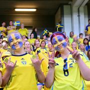 Svenska fans på läktaren under damernas EM-kvalmatch mellan Sverige och England på Gamla Ullevi.