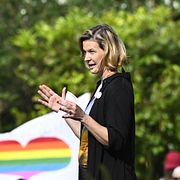 Jämställdhetsminister Nina Larsson (L) när hon talade vid Mångfaldsparaden i Almedalen tidigare i veckan.