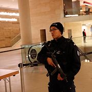 Polis bevakar Louvren efter attentatsförsöket.