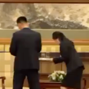 Kim och Putin under mötet/Kims stabsmedlemmar som städar efter mötet. 