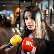Vänsterpartiets Nooshi Dadgostar anländer till söndagskvällens partiledardebatt i SVT:s Agenda.