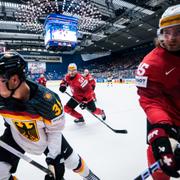 Schweiz Christian Mart under kvällens match mot Tyskland i Ostrava. 