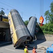 Två godståg kolliderade på en bro i München tidigt på lördagen.