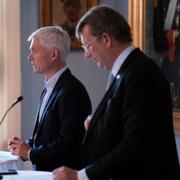 Bild från pressträffen med försvarsminister Troels Lund Poulsen och underrättelsechef Thomas Ahrenkiel.