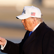 Rökutveckling efter en attack mot Dubai och en bild på Trump.