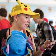  Lauren Schuster från Miami spelar Pokémon go, arkivbild.