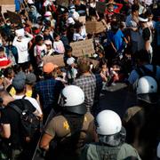 Polis blockerar demonstranter.