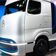 En prototyp av en fossilfri Daimler-lastbil, presenterad på en presskonferens i Berlin 2020. 