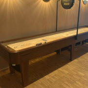 Bland mycket annat kan ett shuffleboard bli ditt. 