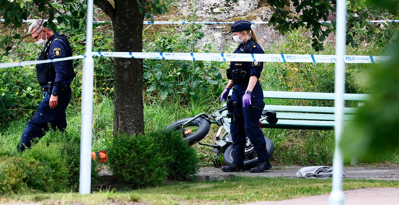 Poliser efter en dödsskjutning i Linköping där en 14-åring höll i vapnet. 