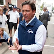 Ron DeSantis på en pressträff 27 jul Charlie Neibergall / AP